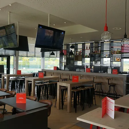 Martin's Red 4* Tubize