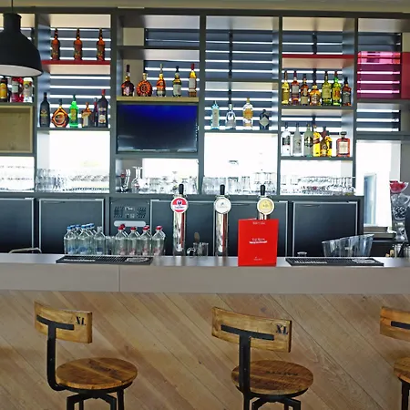 Martin's Red 4* Tubize